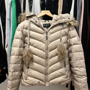 En hollies jacka  - En hollies jacka som int heat kommit till mycket användning. I väldigt gott skick. 