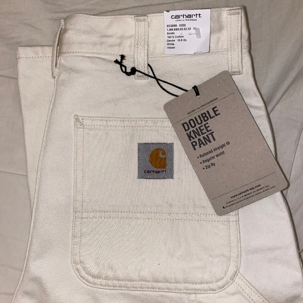 Ny oanvänd Double Knee byxor från Carhartt. Säljas pga fel storlek.. Jeans & Byxor.