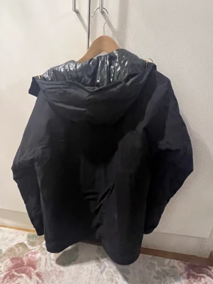 Sail racing jacka unisex - Den är väldigt fin och användbar. Jackan är inte använt så många gånger och alla kan ha på sig den. Det är en gammal modell. Kvittot saknas!