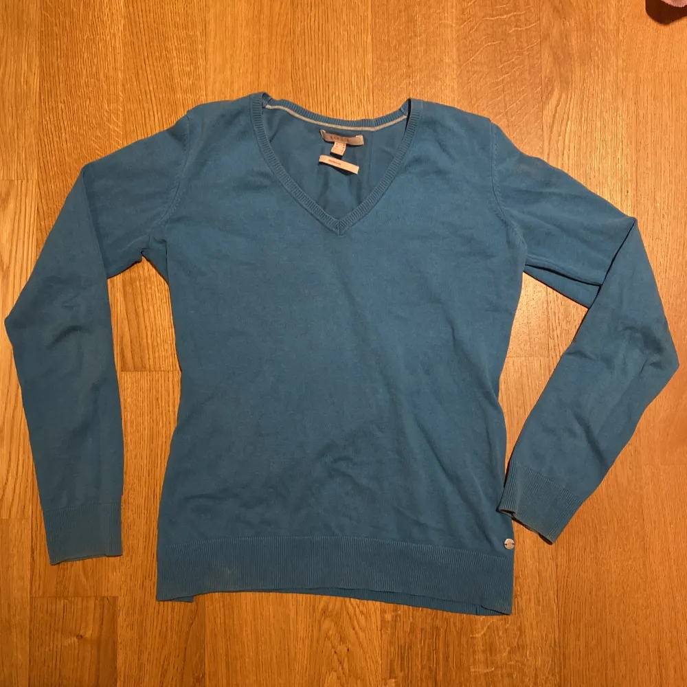 Säljer min super fina esprit tröja 💓 Endast använd 2/3 ggr och i bra skick☺️ Är i storlek M men passar lig som har S❤️. T-shirts.