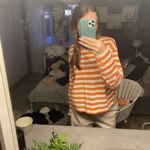 Randig tröja  - En tunn randig tröja från Aware av Vero Moda💞 Använd ett fåtal gånger