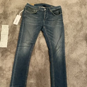 Dondup jeans - Tjabba tjena hallå. Nu säljer jag dessa grischiga dondupsen. Skick 8,5/10. Skriv gärna vid frågor och funderingar😉