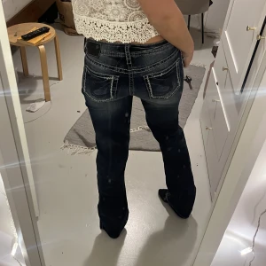 Lågmifjade jeans  - Såå fina lågmidjade jeans  Midjemått 37cm innerbenslängd 77 cm❤️❤️
