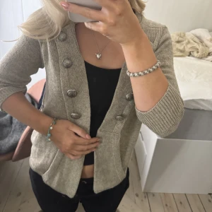 Kofta med korta ärmaf - Säljer denna super fina kofta med korta ärmar ❤️