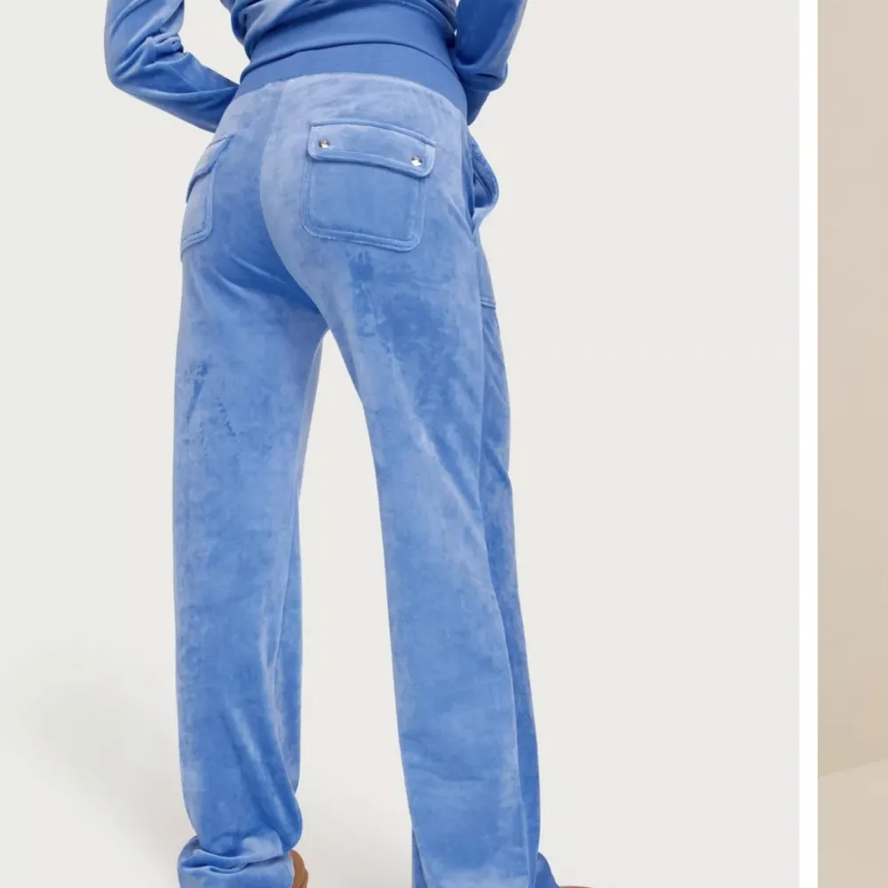 Säljer även dessa juicy byxor i blå. Köpte även dessa i fel storlek.. Använda få gånger! 😽Köpte för 1100kr! . Jeans & Byxor.