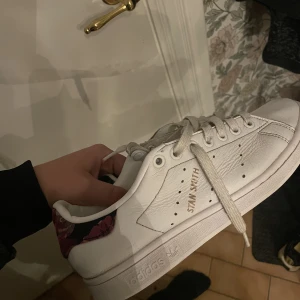 Stan Smith skor  - säljer min as coola stan Smith skor som köptes i spanien i sommras. kommer knappt till användning så använd få ta gånger. priset går och diskutera! nypris : 999kr  Det är text på båda skorna där de står stan Smith!