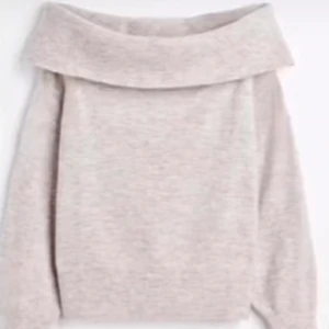 Stickad tröja - Säljer min off shoulder stickade tröja då den inte kommer till användning. Lånad bild det är bara att skriva ifall ni vill se en bild emd tröjan på