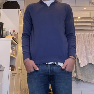 Halt zip tröja herr - Säljer min snygga stickade halv zip tröja🔥använd väldigt få gånger och därför in princip ny skick! ❄️  Strlk L men passar även M🔵