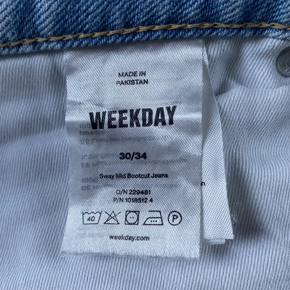 Ett par ljusblå midwaist bootcutjeans från weekday i bra skick, bortsätt från lite slitage längst ner i benen i fållen. . Jeans & Byxor.