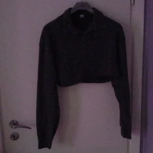 Tröja -  Mörk grp croped tröja med krage