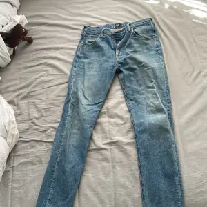 Tjenare! Säljer nu mina blåa Lee jeans då dom är för små för mig. Jeansen är i lätt använt skick och väldigt fina Pris är förhandlingsbart vid snabb och smidig affär. Tveka inte på att höra av dig vid intresse!