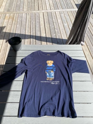 Polo Ralph Lauren Tröja  - Säljer denna fräscha Polo Ralph Lauren tröja p.g.a att den är för liten. Den är knappast använd, cond- 9/10. Kontakta gärna vid eventuella frågor.