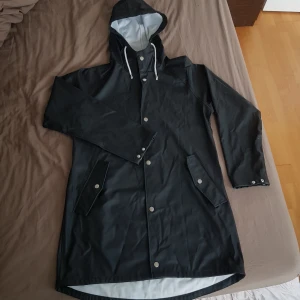 Svart regnjacka Strl. M - Fint skick, inga fläckar eller andra defekter. Strl. M 