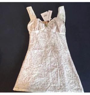 With Jean klänning Cher dress - Ny klänning med prislappar på, ny kostar över 3000 kr. Passar bäst för lite större byst typ, skulle jag tro. Pris kan diskuteras vid snabb affär