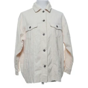 Jättefin vår/höst - jacka från Zara - Fin jacka från Zara i storlek XS. Köpt för ett litet tag sedan och använd några gånger. Inköpspris: 399kr💗