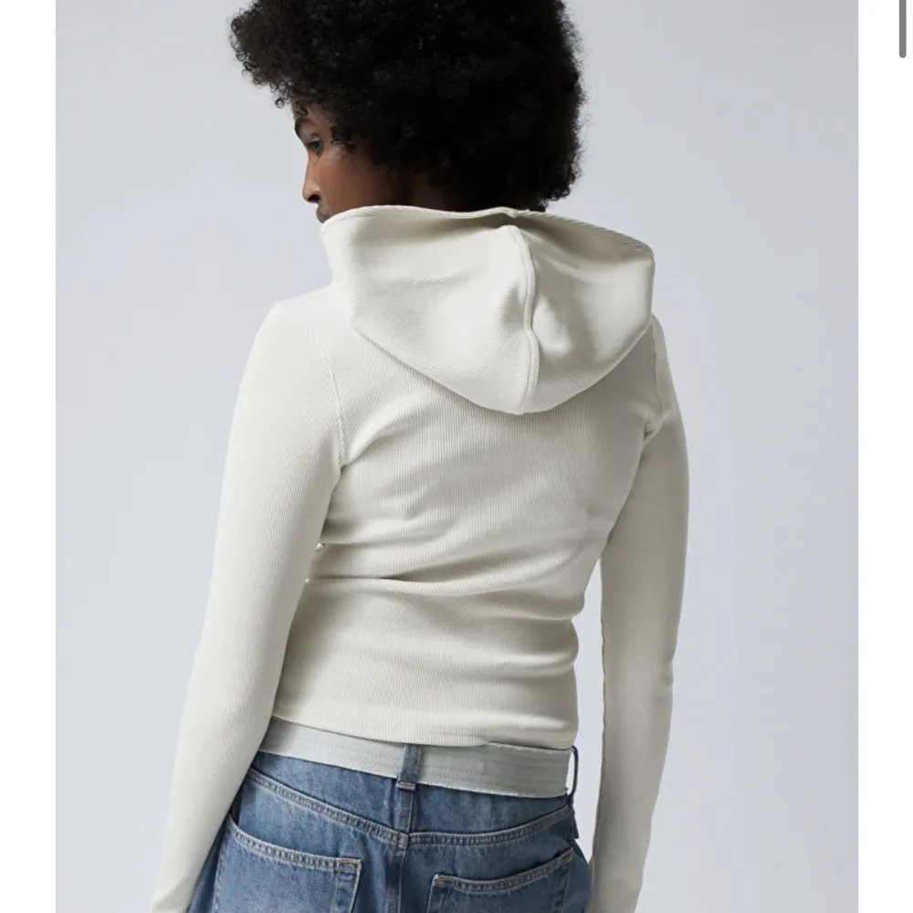 Säljer denna snygga tight zip hoodie från weekday! Använd en gång!. Tröjor & Koftor.