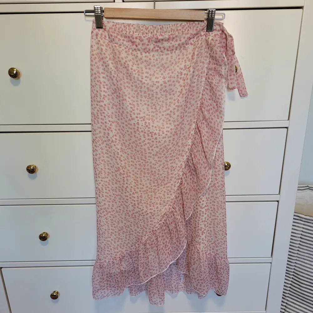 Somrig rosa långkjol i skönt material från Vero moda! Jättefin till skolavslutningen 🙌 Köparen står för frakt, kan mötas upp i Göteborg 🩷. Kjolar.