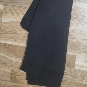 Träningstights  - Helsvarta enkla tights från H&M sport avd. 