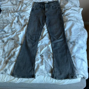 Grå bootcut jeans från Gina tricot  - Snygga grå bootcut jeans från Gina i Storlek 158. Eventuell frakten står köparen för men man kan också mötas upp i Stockholm😊