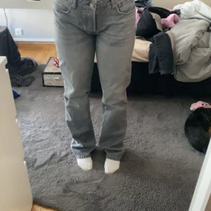 Grå Lågmidjade jeans  - I storlek l