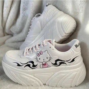 Hello Kitty skor - Säljer mina helt nya Hello Kitty High top sneakers. Aldrig använt. Om du är intresserad eller har frågor skriv privat. <3 köptes för 599kr