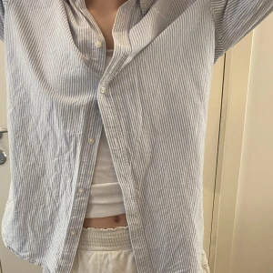 Oversized skjorta - Skit snygg oversize skjorta. Ger väldigt mycket Djerf Avenue Matilda vibe!! Säljer pågrund av att jag har liknande. 🤩💓