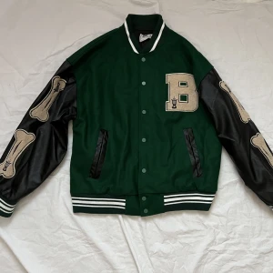 Vintage jacka - En så snygg vintage stylad jacka. Använts få gånger. Inga defekter. Skriv om ni har frågor🫶🏼 pris går att diskutera 