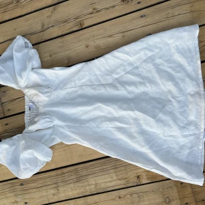 Vit klänning - Jätte söt vid mini klänning i vit. Använd en gång. Inte geneomskinlig och kan användas till många olika tillfällen.