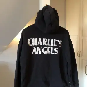 En så cool hoodie med Charlie’s Angels tryck ❤️‍🔥