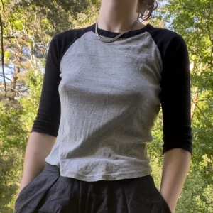 Tröja (oldschool vibe) - Har älskats länge och insåg nu att grå inte passar mig 🥲. Man känner sig ascool när man har den och tyget är mjukt och skönt, faller snyggt på kroppen.