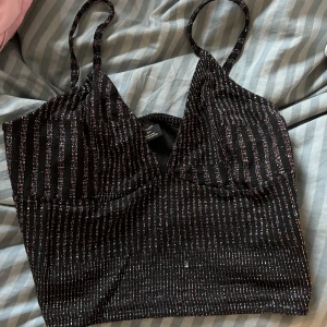 Topp Urban outfitters - Så cool fest topp från Urban outfitters i strl S! Inga defekter & säljs inte längre 💕 använd gärna köp nu✨😚