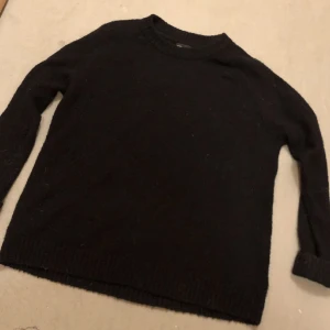 Stickad tröja  - Mjuk och bouncy material  Använd men bra skick