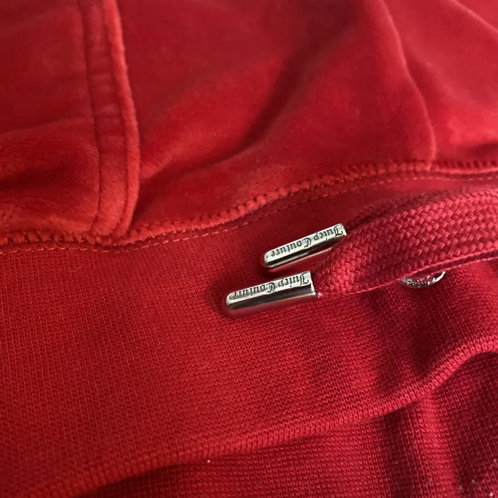 Säljer mina röda juicy byxor för att jag har använt dom 1 gång, super fint skick och pris kan diskuteras ❤️❤️. Jeans & Byxor.
