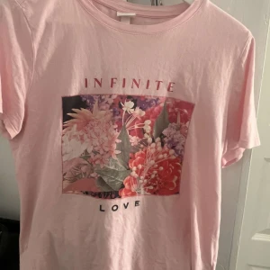 T-shirt med motiv  - Urgullig T-shirt från h&m. Köpte 2021 så den är slutsåld. Köpte för 250 så säljer för 150 då den är använd, men den har inga tecken på det. Vid många intresserade startas budgivning.💗