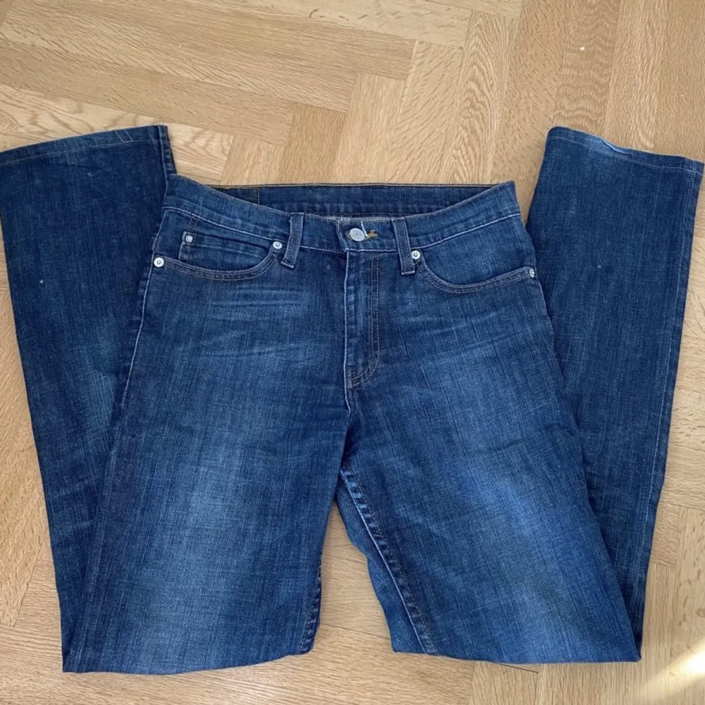 Säljer nu mina superfina lågmidjade Levi’s jeans som är flare💕. Jeans & Byxor.