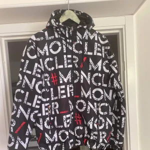 Moncler Jacka  - Nypris 7200:- Mitt pris vid snabb affär 3500 Detta är en MEDIUM