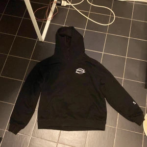 Seams hoodie - Säljer min Seams hoodie som är för liten. Perfekt skick.