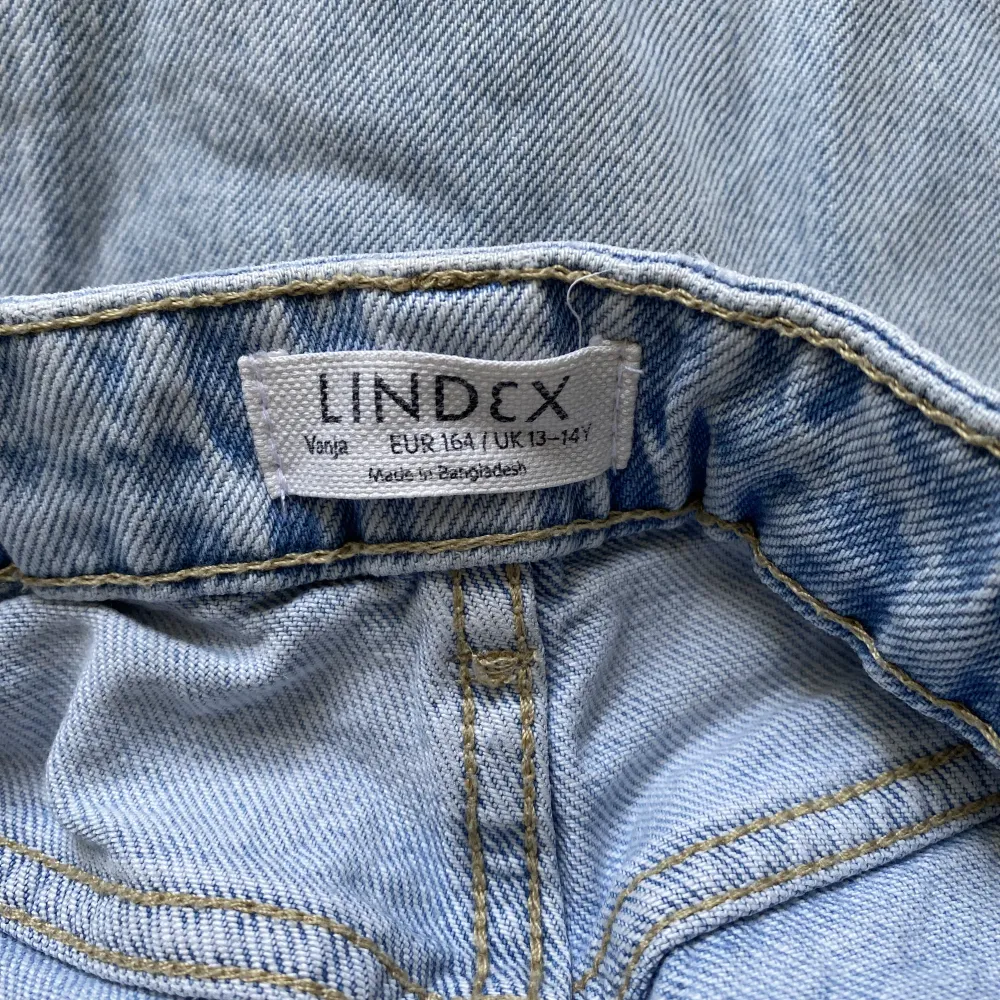 Säljer ljusblåa jeans från Lindex. Använda några gånger och är i fint skick. Minns inte vad dom är köpta för. Pris kan diskuteras. Jeans & Byxor.