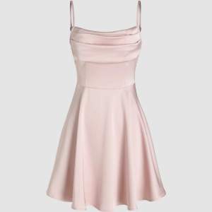 Jätte fin rosa klänning från Cider💓Helt ny och endast testad. Säljer då den är lite för kort för mig som är 173