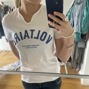 Zadig tshirt - ”Voltaire” t-shirt från Zadig Voltaire❤️ Storlek XS men hade även passat S med smala axlar. Nypris runt 500kr