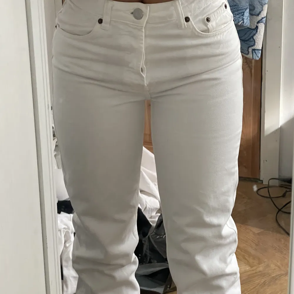 Mid rise jeans från zara som är vita använd bara en gång och är k väldigt bra skick, är även väldigt långa på mig. Jeans & Byxor.