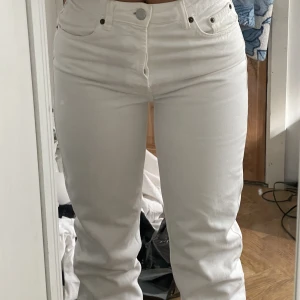 Mid rise jeans - Mid rise jeans från zara som är vita använd bara en gång och är k väldigt bra skick, är även väldigt långa på mig
