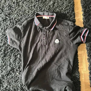 Moncler shorta  - Säljer nu en shorta använder den inte längre.