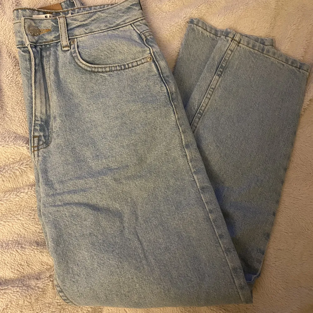 Blå, light wash, mom jeans från na-kd. För små för mig så kan dessvärre inte skicka bild på, men kan skicka fler bilder om det önskas. . Jeans & Byxor.