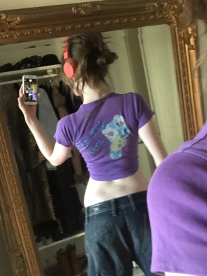 Ed-hardy babytee - Super söt äkta y2k baby tee från edhardy 💖Väldigt bra skick, saknar inga rhinestones✨ sitter enligt mig inte för tight i ärmarna vilket kan vara ett vanligt problem med babytees, men inte denna💖💖kan mötas up eller frakta via postnord 💋