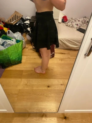 Tjol  - En svart tjol jag aldrig använt men tyvär inte har lappen kvar på och inte lappen till vad det är för plagg heller tyvär. Så vet ej märke eller storlek