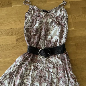 Klänning  - Klänning från capri collection Storlek: M  Använt en gång (i mycket bra skick) 