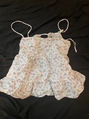 blommig tröja - Fin blommig tröja från Gina Tricot i storlek s. 