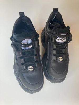 Buffalo svarta sneakers - Episka Buffalo’s svarta stl 38. Inköpta på Åhléns för några år sen. 