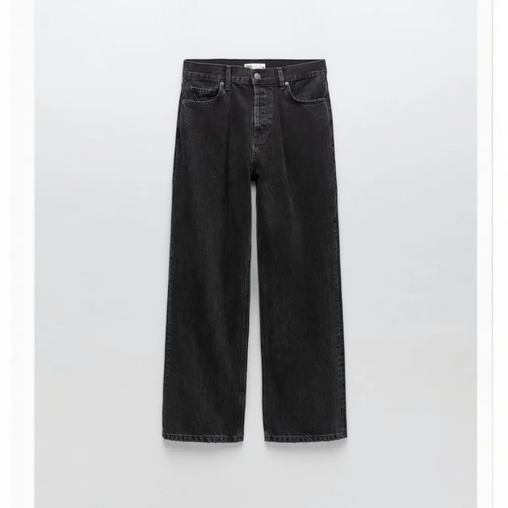 Svarta jeans från Zara! Knappt använda, som nya 🙌🏼. Jeans & Byxor.